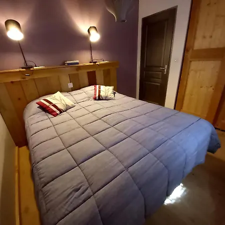 Casa de Férias La Au Fond Du Jardin Le Massegros