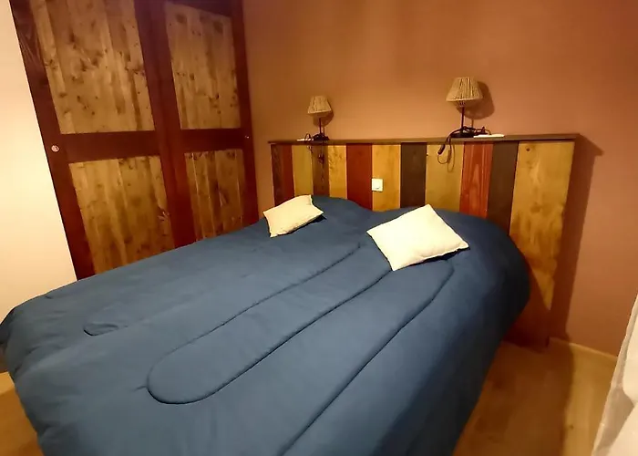 La Au Fond Du Jardin Le Massegros